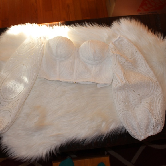 Muy Muy, White off the shoulder  Crochet lace crop top - Picture 4 of 12